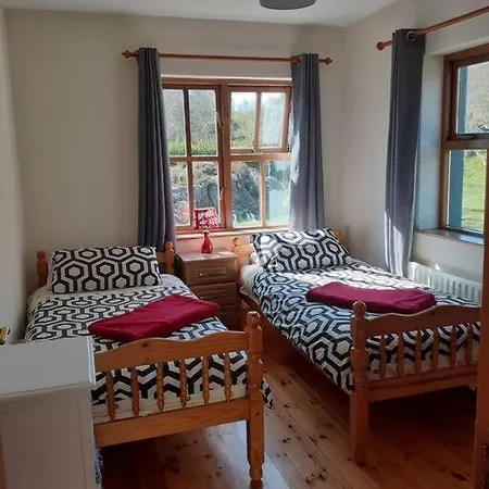Cosy Cottage, Near The Sea, Glengarriff.
